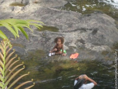 une enfant kanak jouant dans la cascade